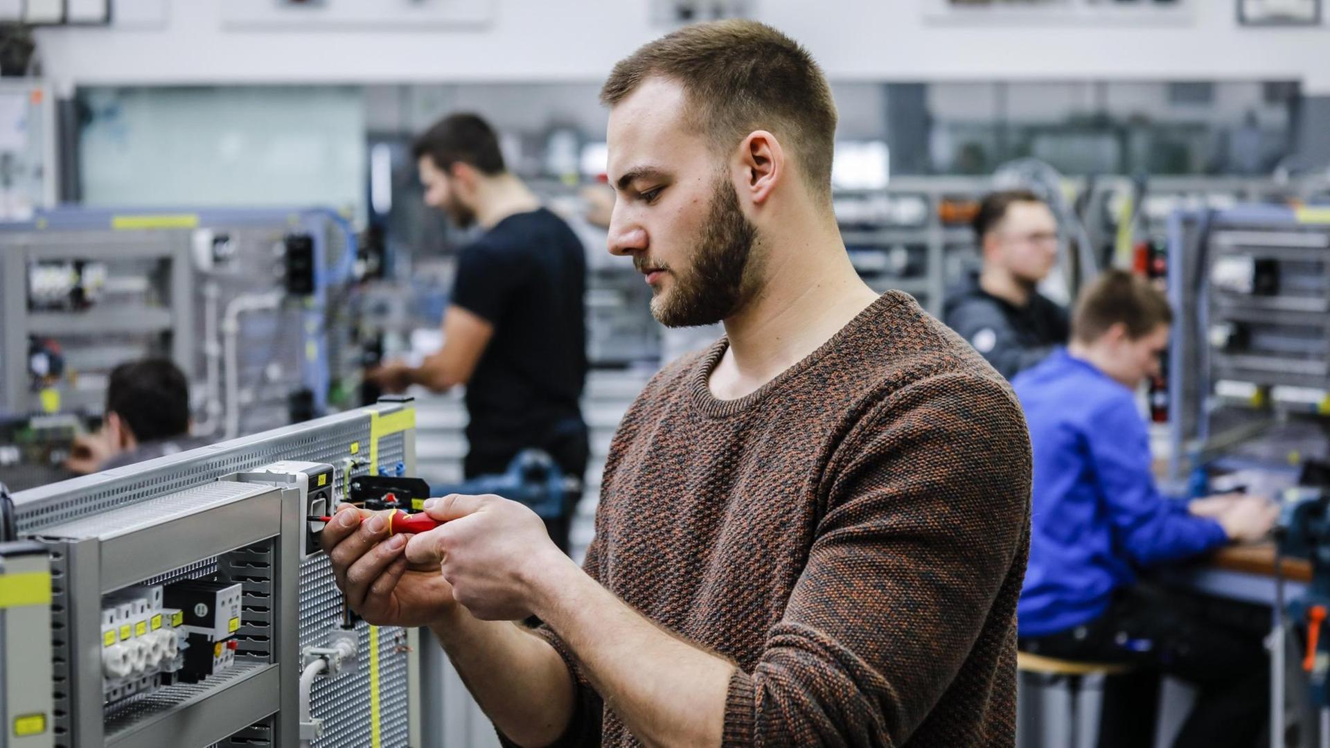 Ein Industrieelektriker montiert einen Schaltkreis im Berufsbildungszentrum der Remscheider Metall- und Elektroindustrie. (Symbolbild)