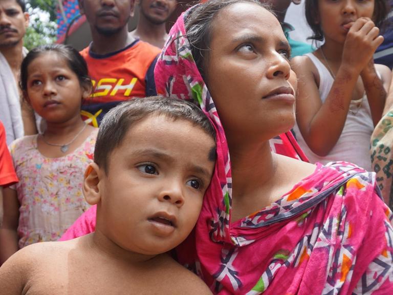 Die 30-jährige Näherin Mina mit ihrem jüngsten Sohn, aufgenommen in Bangladesch