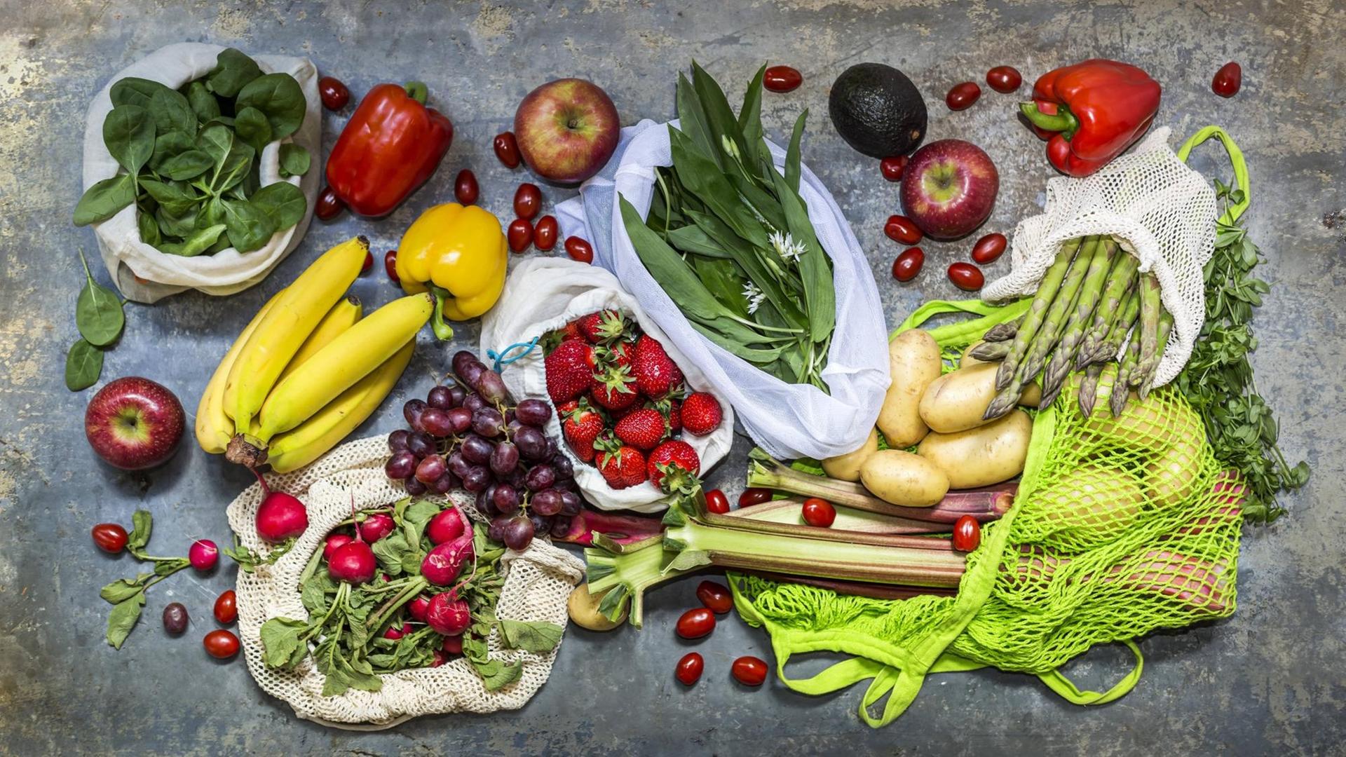 Auf einem Tisch liegen verschiedene Sorten Obst und Gemüse