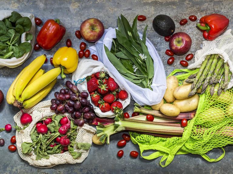 Auf einem Tisch liegen verschiedene Sorten Obst und Gemüse