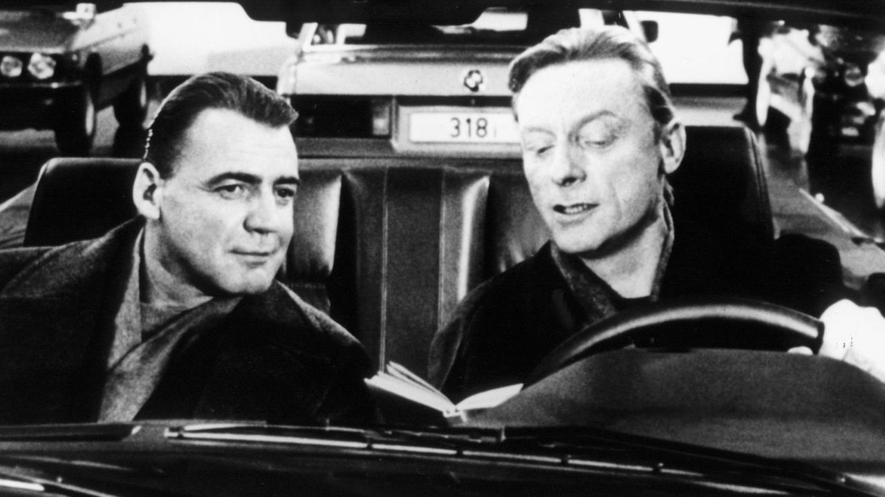 Schutzengel: Bruno Ganz (l) als Damiel und Otto Sander als Cassiel in einer Szene des Films "Der Himmel über Berlin" aus dem Jahr 1987. 