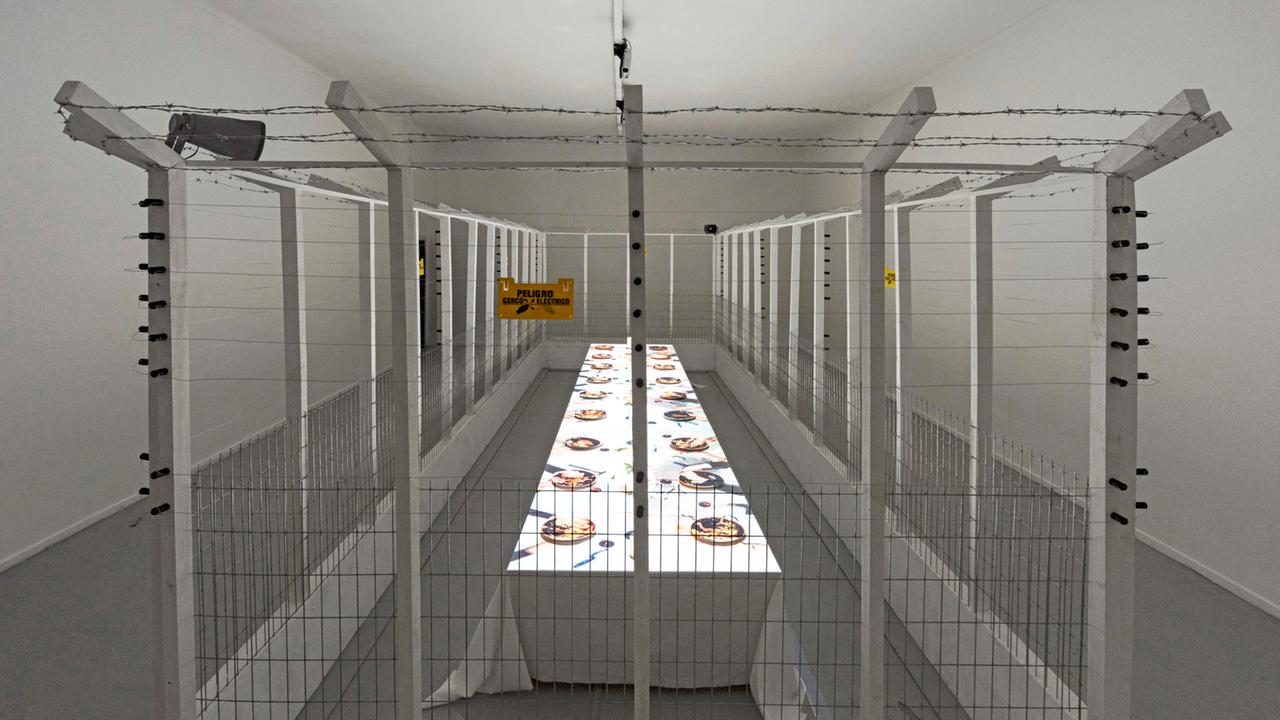 Eine Installation von Louis von Adelsheim in der Ausstellung "Los Muros de Chile" über die Kriminalität und die Situation in den Gefängnissen Chiles