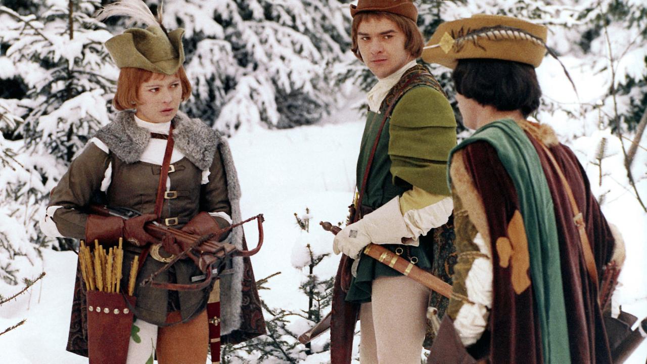 Als Jäger verkleidet, schießt Aschenbrödel (Libuse Safrankova) im Film "Drei Haselnüsse für Aschenbrödel" mit dem Prinzen (Pavel Travnicek, rechts) um die Wette 