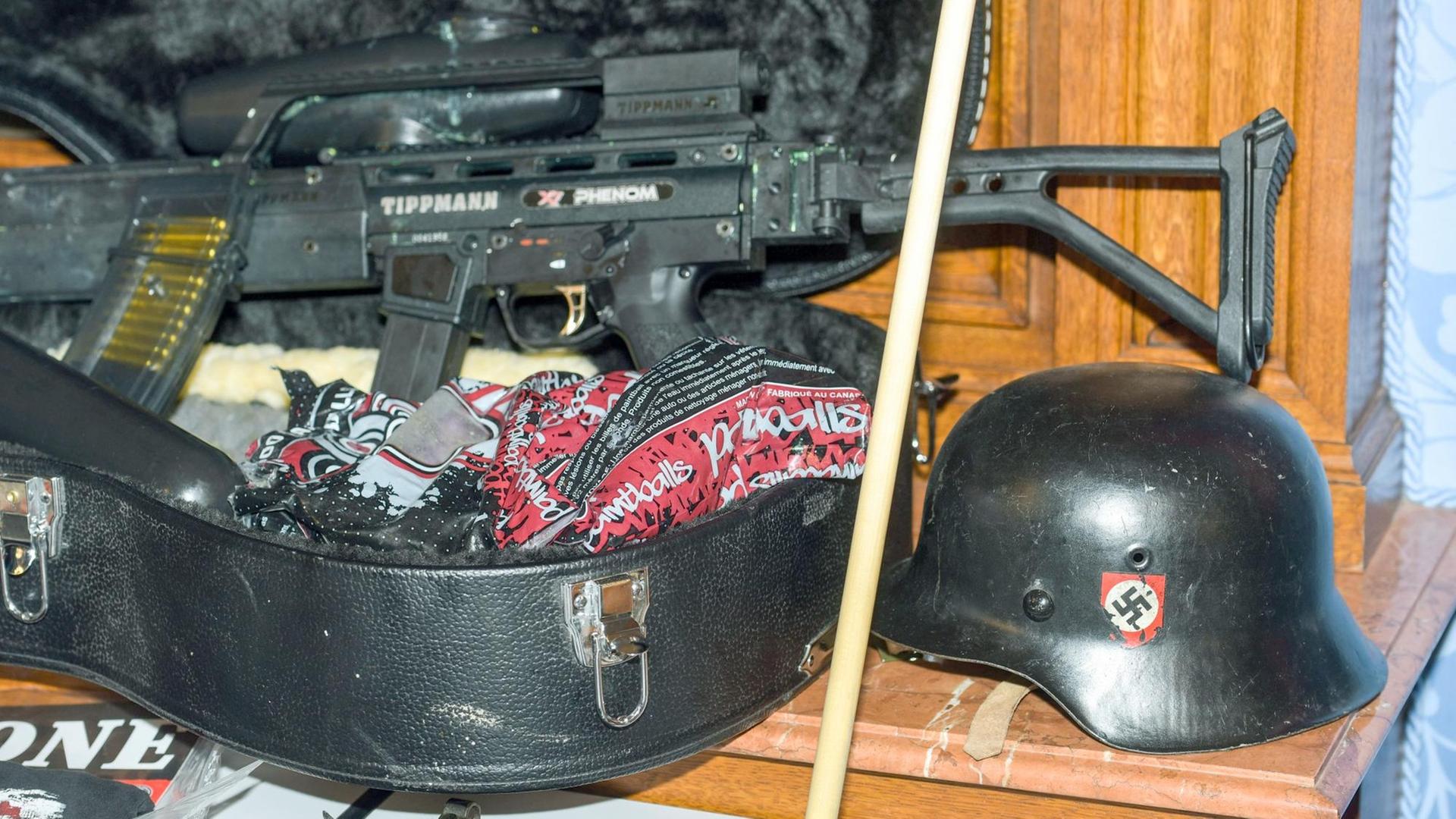 Zahlreiche Waffen und Gegenstände mit verbotenen Nationalsozialistischen Symbolen sind am 22.10.2015 im Landgericht in Bamberg (Bayern) bei einer Pressekonferenz zu sehen.
