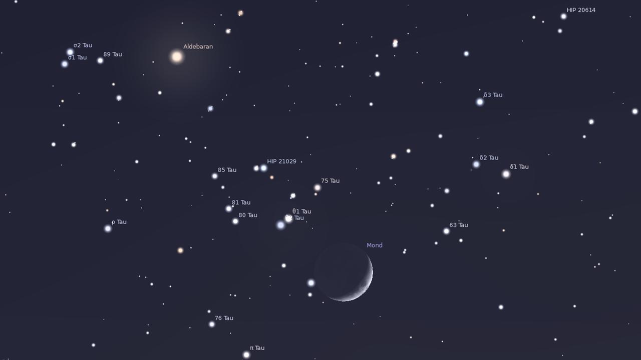 Die Mondsichel zieht heute Abend durch den Sternhaufen der Plejaden