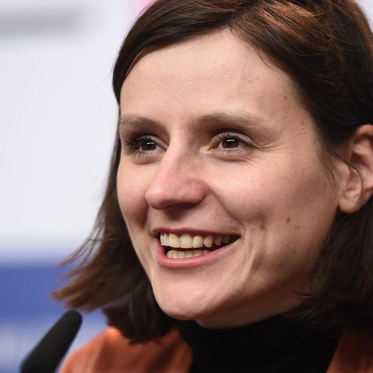70. Berlinale, Preisverleihung: Regisseurin Sandra Wollner spricht auf der Pressekonferenz, nachdem sie in der Kategorie "Encounters – Spezialpreis der Jury" ausgezeichnet wurde.
