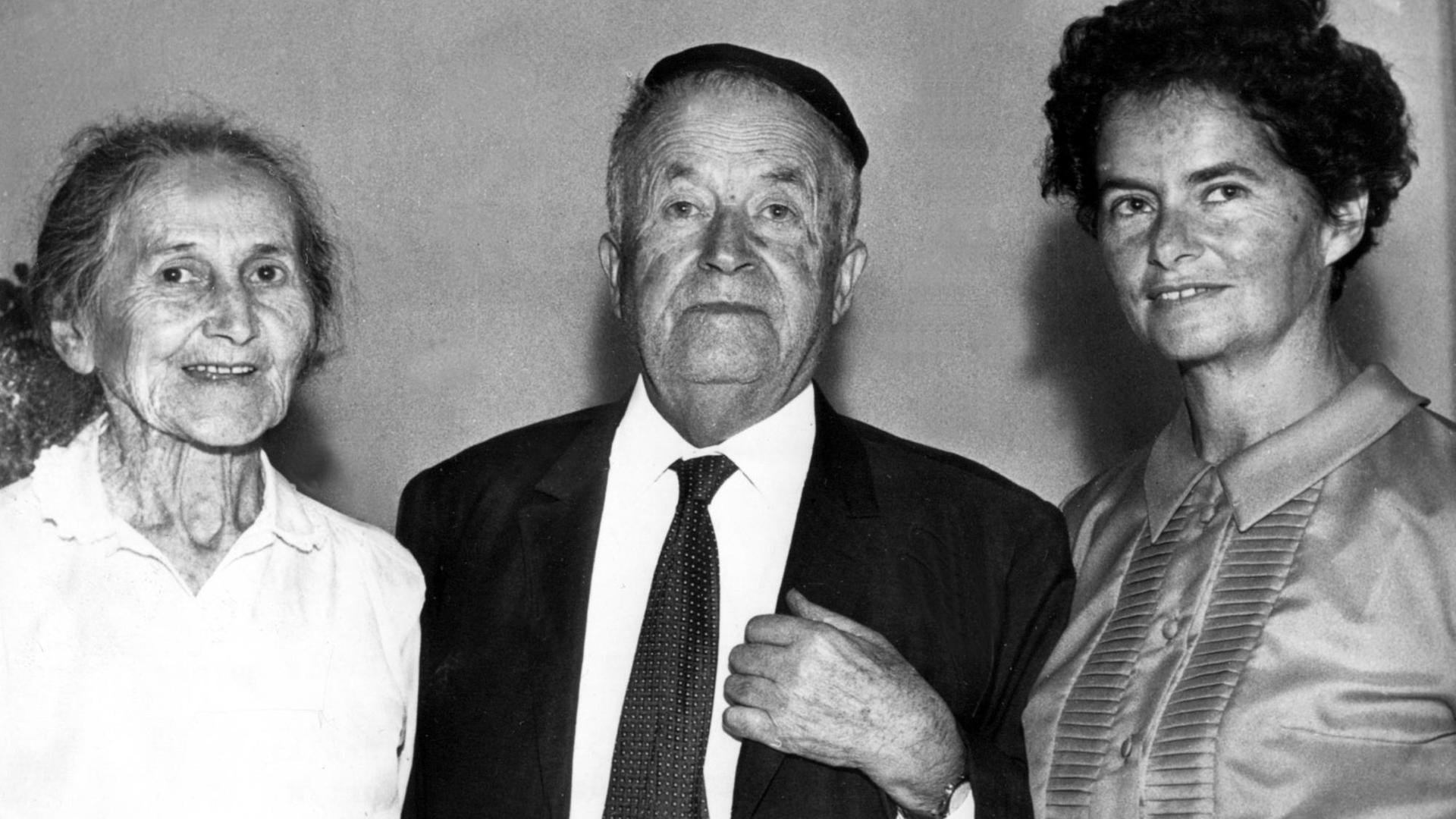 Samuel Josef Agnon im Kreise seiner Familie, aufgenommen am 22. Oktober 1966.