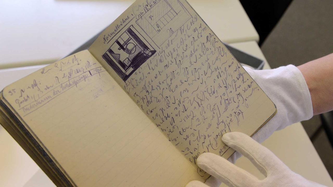 Handschriften von Kurt Schwitters sind im sogenannten "Hamburger Notizbuch" im Sprengel Museum in Hannover am 11.06.2012 zu sehen. 