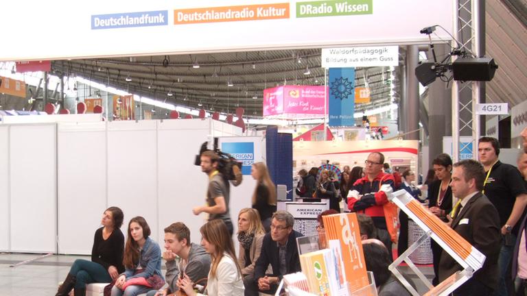 Publikum am Stand des Deutschlandradios auf der Bildungsmesse Didacta in Stuttgart