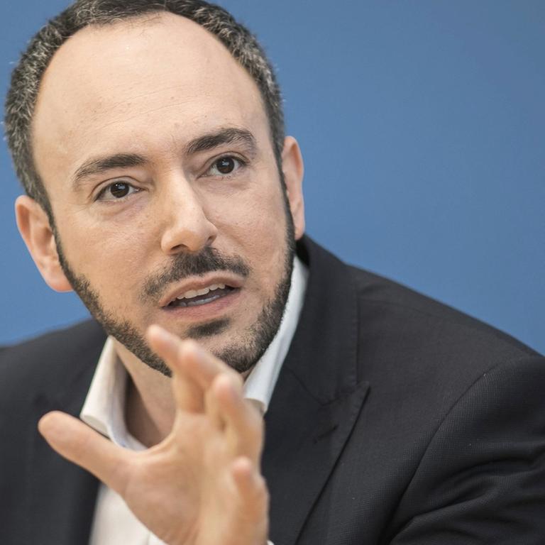 Der Rechtsanwalt und Publizist Sergey Lagodinsky, aufgenommen am 9.4.2018 im Rahmen einer Pressekonferenz in Berlin