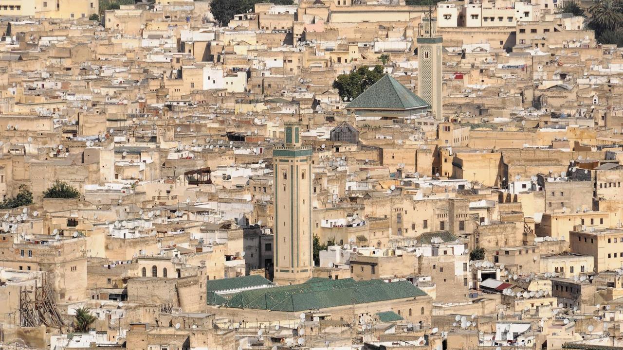 Blick auf die Altstadt der Königsstadt Fes, Marokko. Sie wurde von der UNESCO zum Weltkultur-Erbe erhoben.