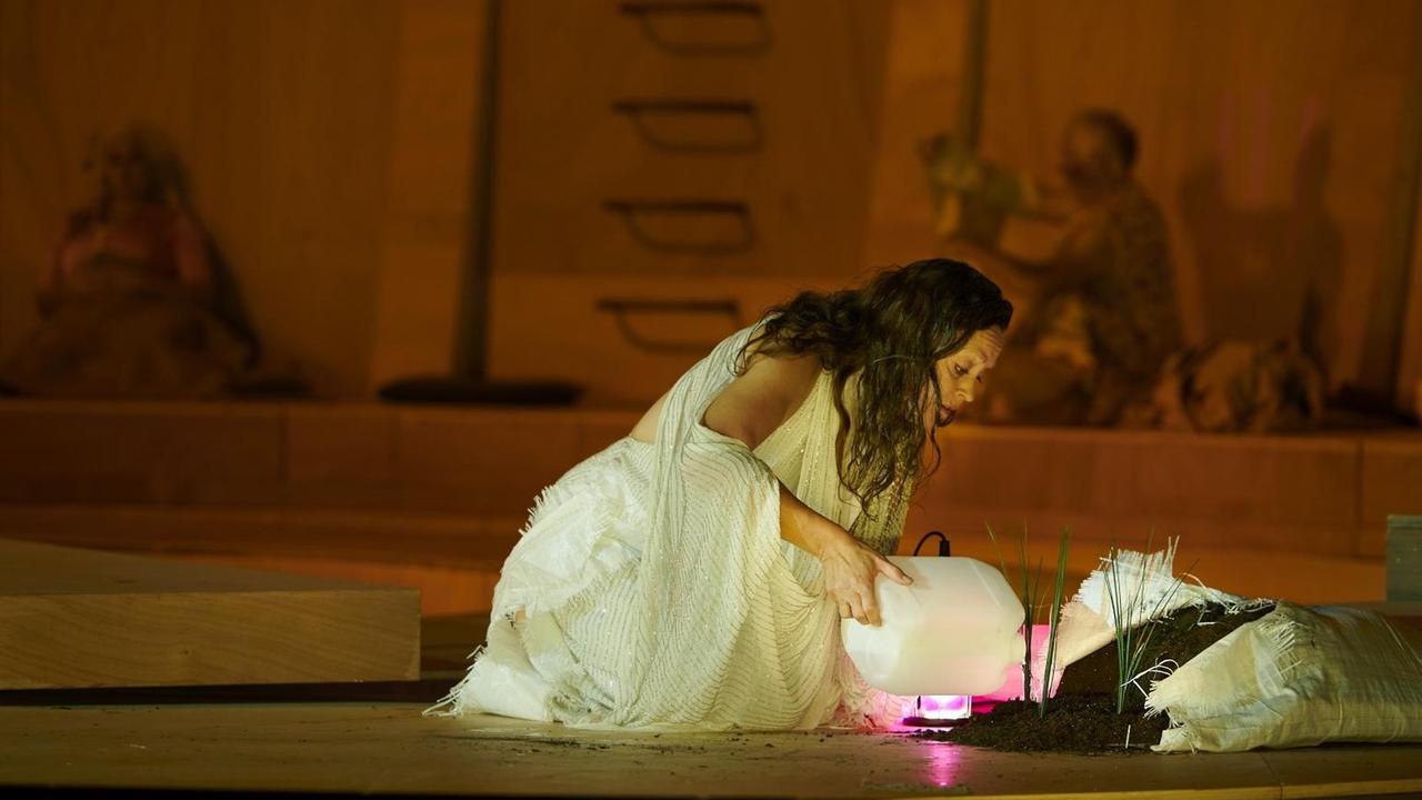 Eine Frau (Evelyn Herlitzius) kniet auf dem Boden der Stuttgarter Opernbühne bei der Inszenierung "Das Lied von der Erde"
