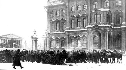 Militär hält den Platz vor dem Winterpalais in St. Petersburg besetzt: Die russische Revolution von 1905-1907 wurde am 22. Januar 1905 (dem "Blutsonntag") ausgelöst, als Soldaten auf friedlich demonstrierende Arbeiter schossen.