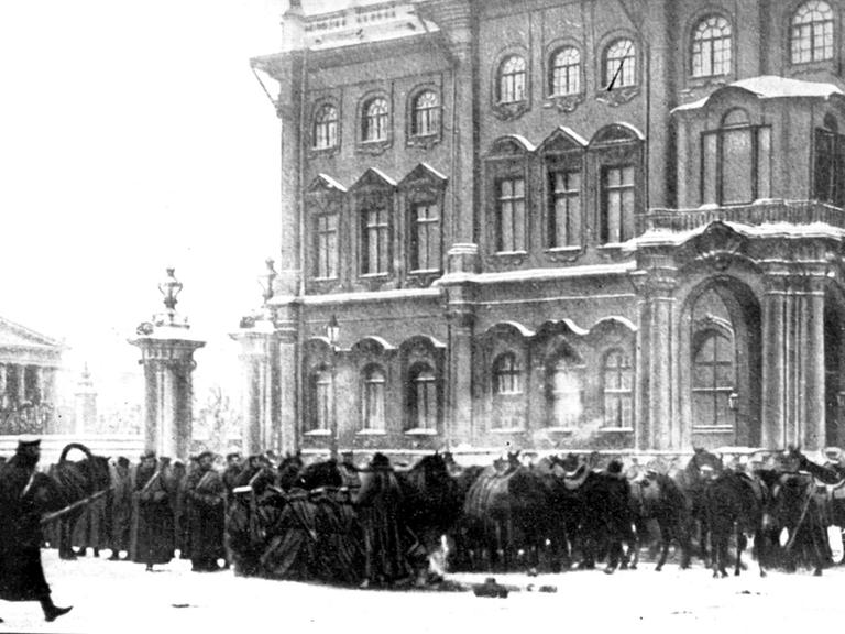 Militär hält den Platz vor dem Winterpalais in St. Petersburg besetzt: Die russische Revolution von 1905-1907 wurde am 22. Januar 1905 (dem "Blutsonntag") ausgelöst, als Soldaten auf friedlich demonstrierende Arbeiter schossen.