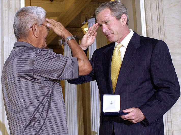 2001 ehrte US-Präsident George W. Bush Chester Nez und die anderen noch lebenden "code talker" mit der Kongressmedaille in Gold.