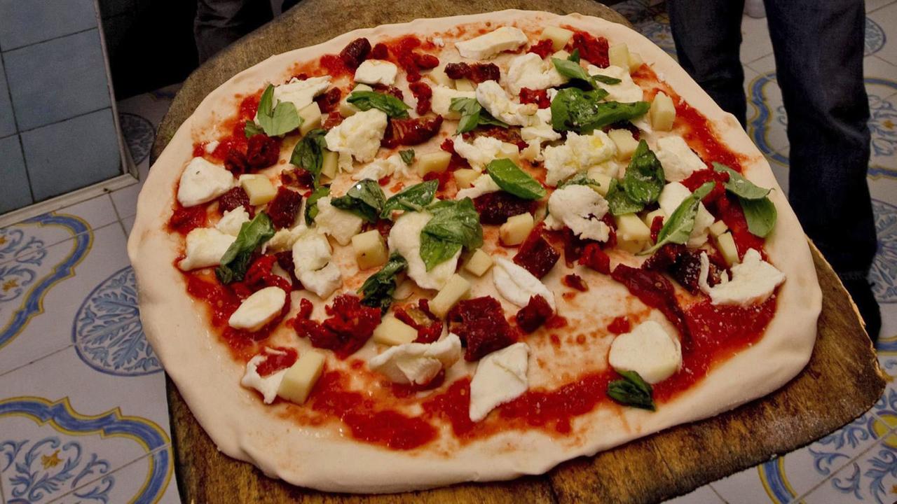 Eine Pizza "Grande Sud" wird in Neapel präsentiert.