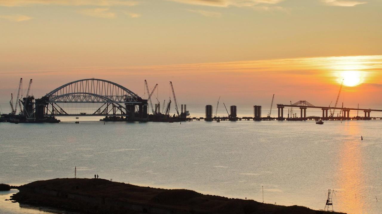 Ein Bogen wird an der Brücke über die Meerenge von Kertsch errichtet. Die Brücke soll einmal 19 Kilometer lang werden und Russland mit der Halbinsel Krim verbinden.