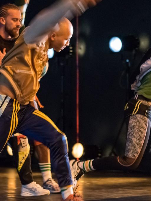 In einer Szene des von Kadir "Amigo" Memis am Berliner Hebbel am Ufer inszenierten Tanztheaterstücks "Kellerkinder" tanzen Jugendliche mit ausladenden Bewegungen auf einer Bühne.