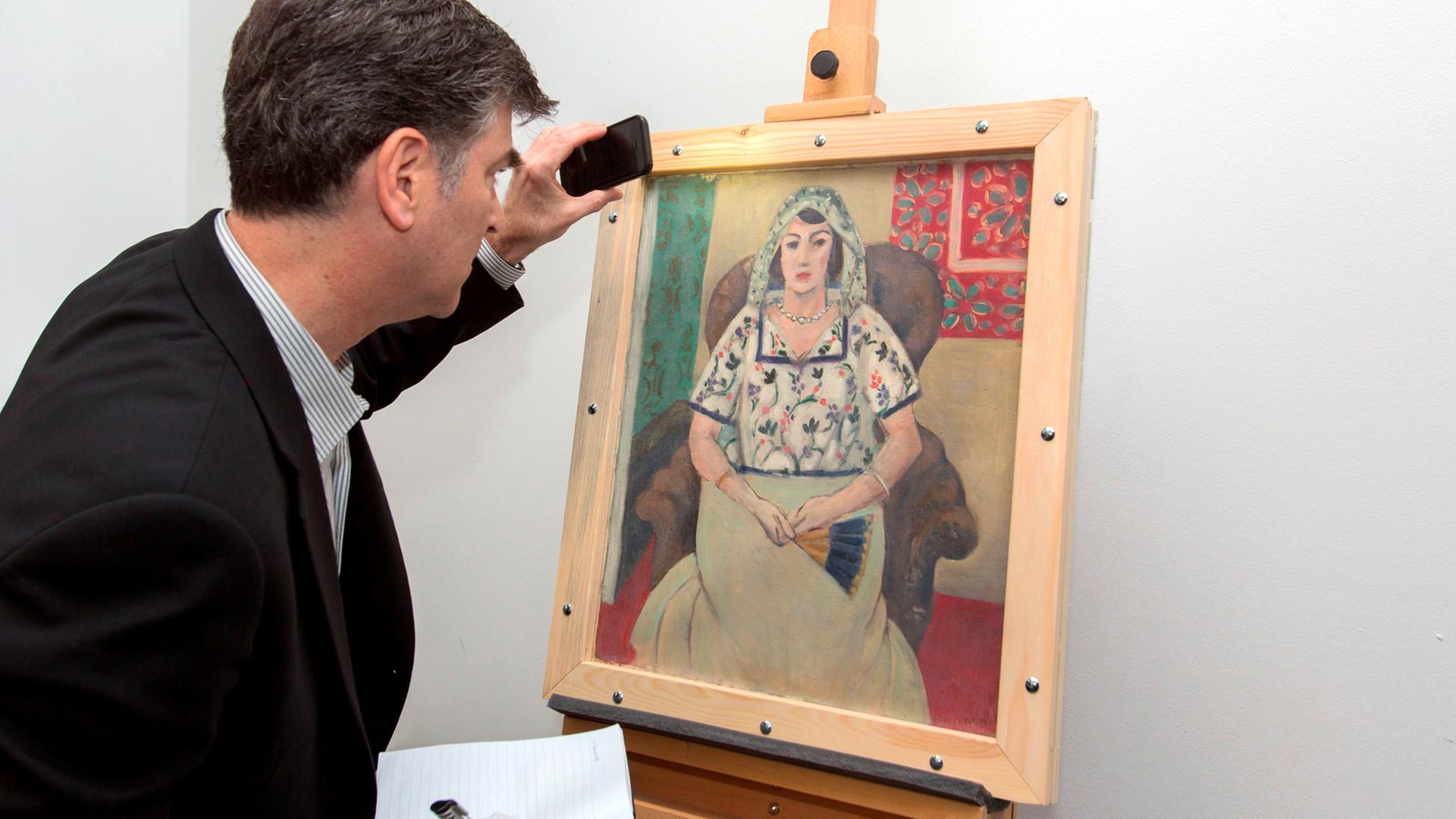 Der Vertreter der Familie Rosenberg, Christopher Marinello, nimmt am 15.05.2015 das Gemälde "Sitzende Frau" von Henri Matisse in der Nähe von München (Bayern) entgegen. Das Bild ist eines der berühmtesten Gemälde aus der umstrittenen Kunstsammlung von Cornelius Gurlitt.