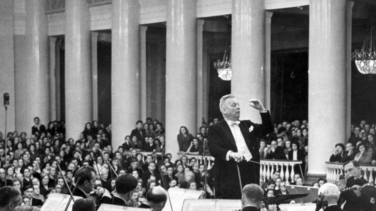 Hermann Abendroth dirigiert die Leningrader Philharmonie.