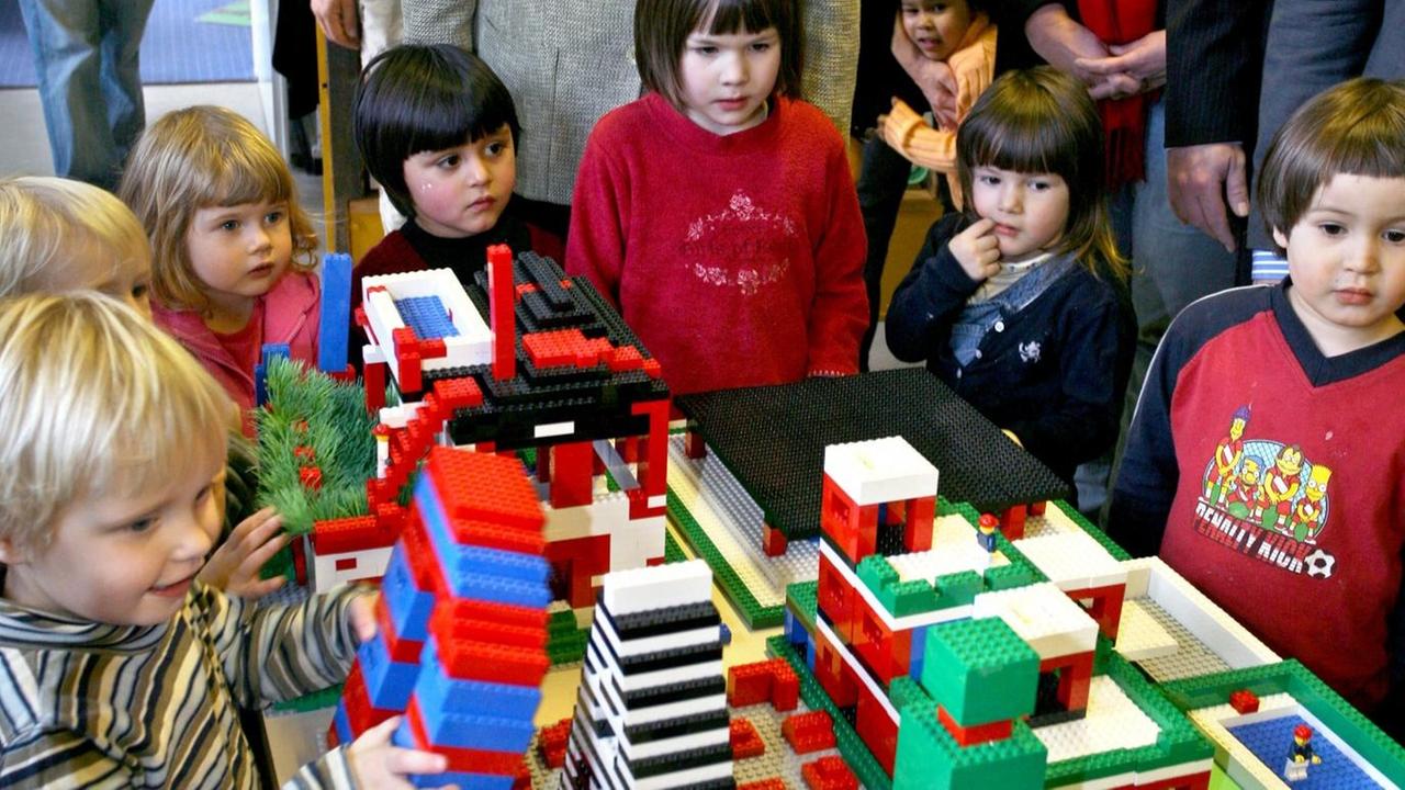 Die Kita "Nestwärme" in Berlin - hier ein Bild aus dem Jahr 2009, wo Kinder mit Lego spielen, Anlass ist der Besuch der damaligen Gesundheitsministerin Ulla Schmidt.
