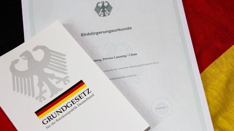 Einbürgerungsurkunde und das Deutsche Grundgesetz