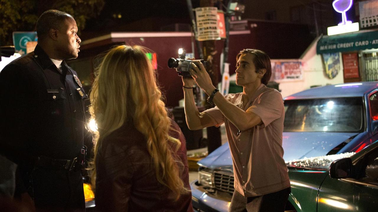 Eine Szene des Films "Nightcrawler - Jede Nacht hat ihren Preis" zeigt den Kameramann Lou (Jake Gyllenhaal, r) bei der Aufnahme eines Ereignisses auf der Straße (undatierte Filmszene). Der Film kommt am 13.11.2014 in die deutschen Kinos.