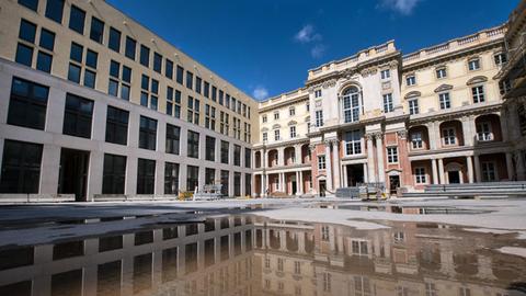 Harmonie sieht anders aus - architektonischer Stilbruch im Schlüterhof des Berliner Schlosses, während der Tage der offenen Baustelle