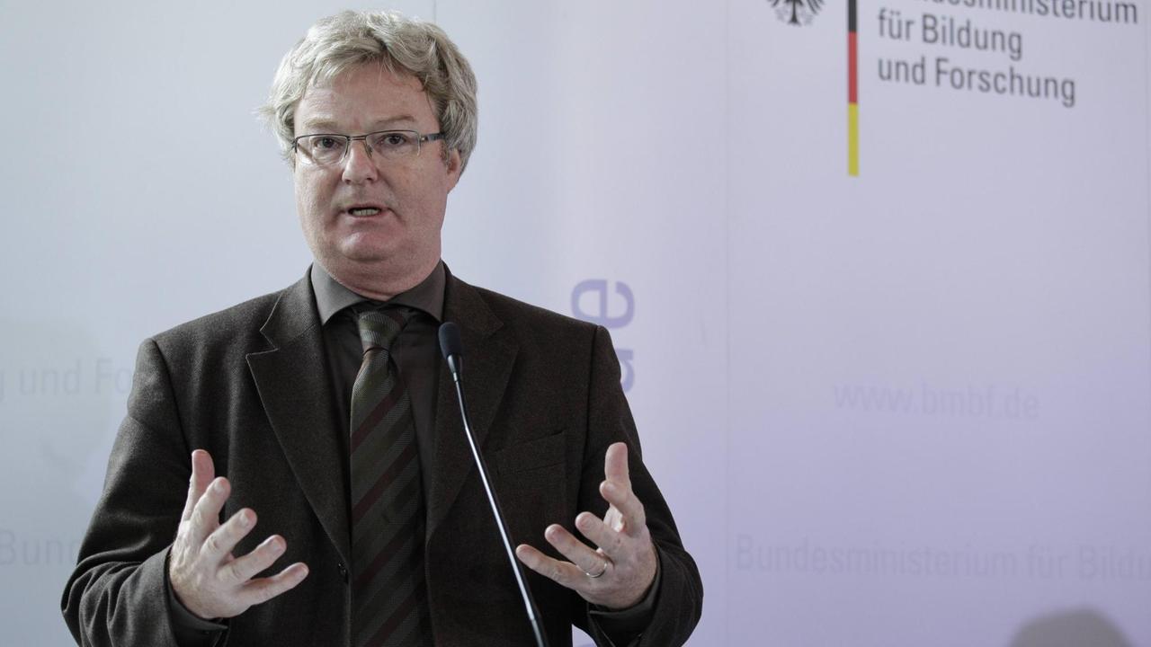 Peter Clever, Mitglied der Hauptgeschäftsführung der Bundesvereinigung der Deutschen Arbeitgeberverbände (BDA) während der Pressekonferenz in Berlin zum Thema ein Jahr Anerkennungsgesetz.