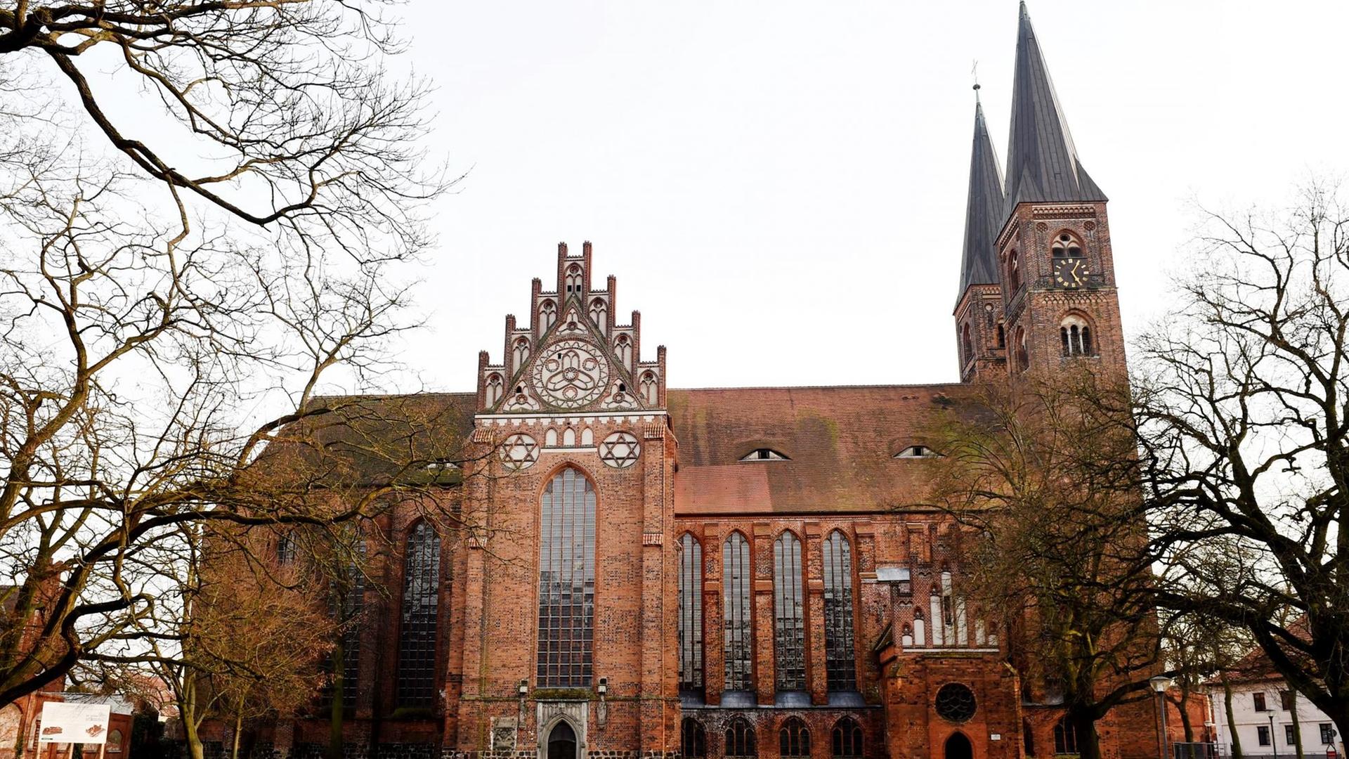 Der Dom St. Nikolaus, eine spätgotische Backsteinkirche, in Stendal (Sachsen-Anhalt) an Rande der Altstadt. Er ist vor allem für seinen großen Bestand an spätmittelalterlicher Glasmalerei bekannt. Foto: Jens Kalaene 