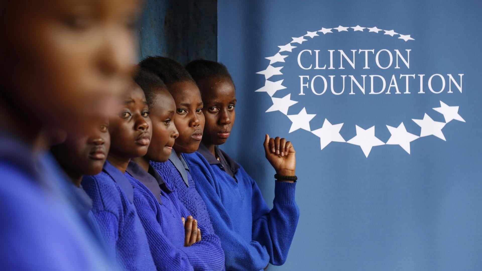 Die Clinton-Stiftung hat sich Bekämpfung von AIDS verschrieben. Hier bei einem Besuch in Kenia.