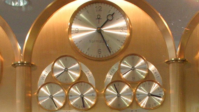 Eine astronomische Kunstuhr wie diese von Hans Lang (zu bewundern im Deutschen Uhrenmuseum Furtwangen) zeigt neben der bürgerlichen Zeit (oben) auch die Sternzeit (unten rechts) und die Weltzeit (unten links) an