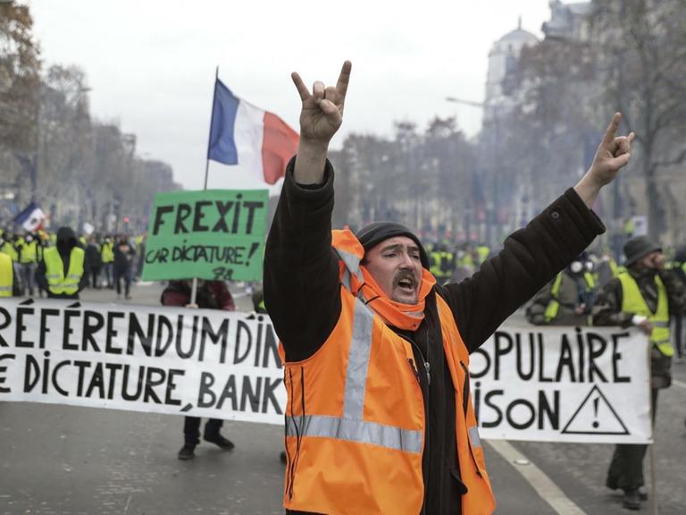 08.12.2018, Frankreich, Paris: ©PHOTOPQR/LE PARISIEN ; Paris (75), le 8 decembre 2018. Manifestation des gilets jaunes dans le quartier des Champs Elysées. Demonstration of yellow vests for the fourth week throughout France. Many police interventions took place to unblock the roads. Foto: Philippe De Poulpiquet/MAXPPP/dpa Protest der "gilets jaunes" in Paris.