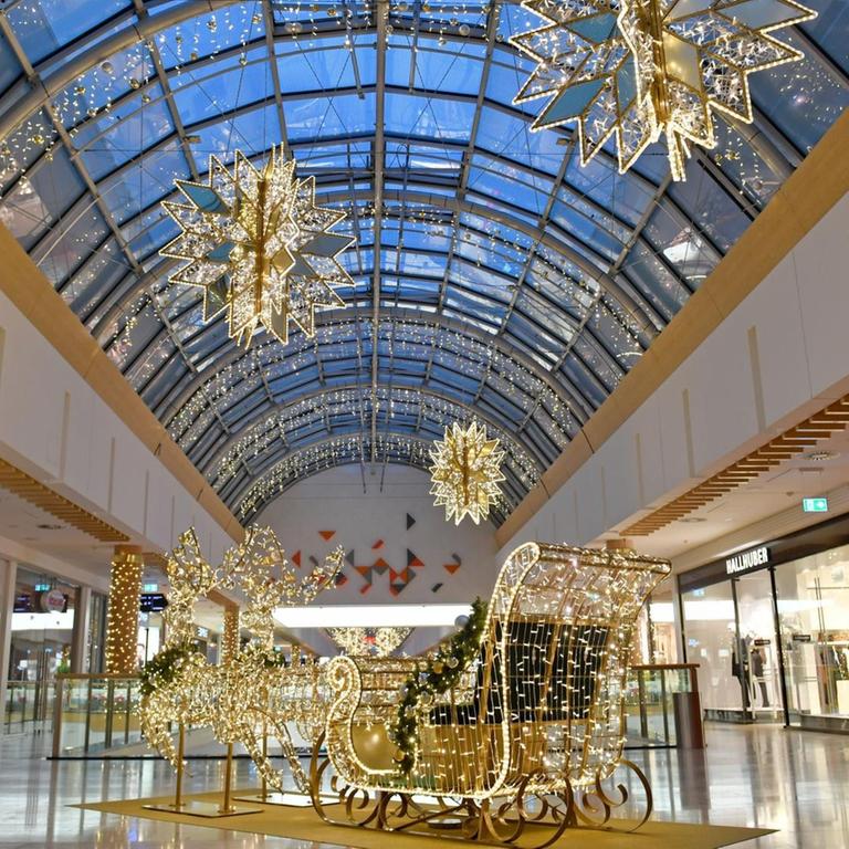 Eine weihnatlich geschmücktes Einkaufszentrum ohne Kunden

