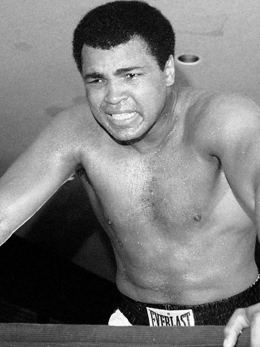 Schwergewichtsweltmeister Muhammad Ali spricht am 20. April 1976 vor seinem Kampf gegen Jimmy Young in Arlington, Virginia, zur Presse.