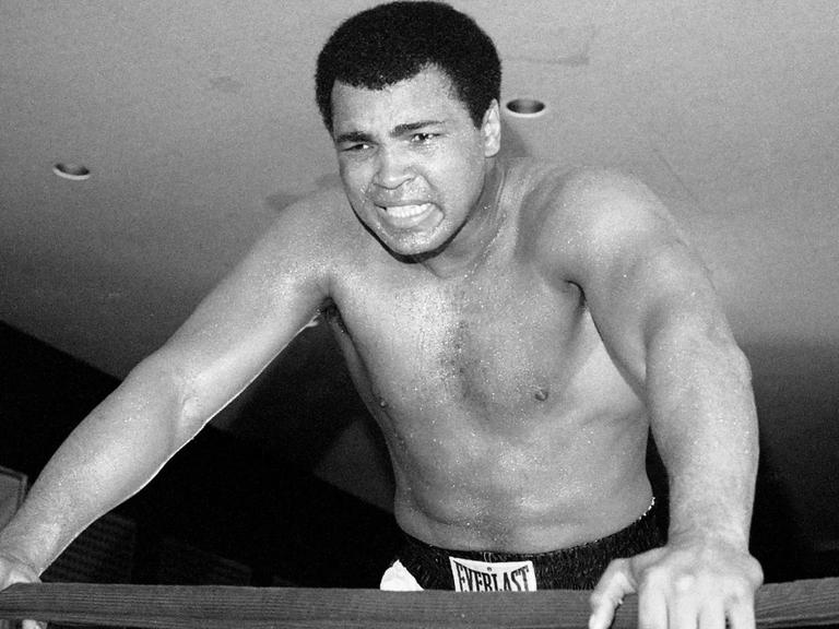 Schwergewichtsweltmeister Muhammad Ali spricht am 20. April 1976 vor seinem Kampf gegen Jimmy Young in Arlington, Virginia, zur Presse.