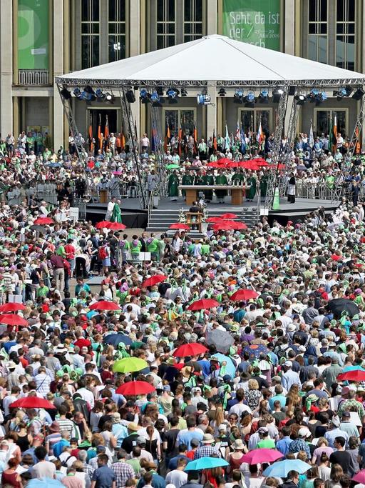 Tausende Gäste nehmen am Abschlussgottesdienst des 100. Katholikentages am 29.05.2016 auf dem Augustusplatz in Leipzig (Sachsen) teil.