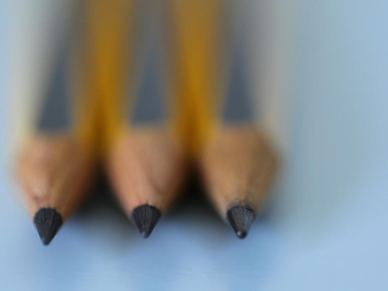 Drei Bleistifte liegen nebeneinander.