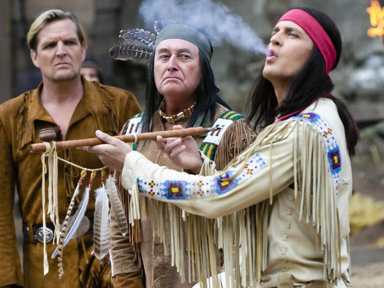 Die Schauspieler Sascha Gluth (l-r), Harald Wieczorek und Alexander Klaws spielen eine Szene aus "Unter Geiern - Der Sohn des Bärenjägers" der Karl-May-Spiele in der Freiluft-Arena am Kalkberg.