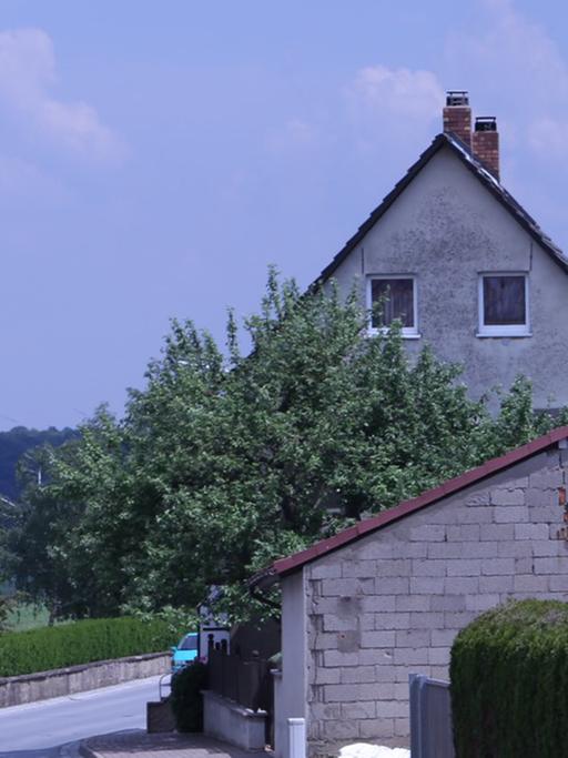Fahnenmast mit US-Flagge in einem fränkischen Dorf