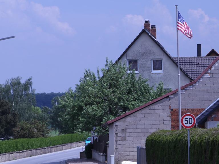 Fahnenmast mit US-Flagge in einem fränkischen Dorf