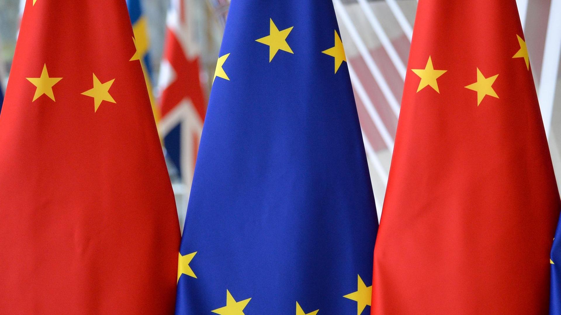 Die Flaggen Chinas und der Europäischen Union (EU) hängen in Brüssel