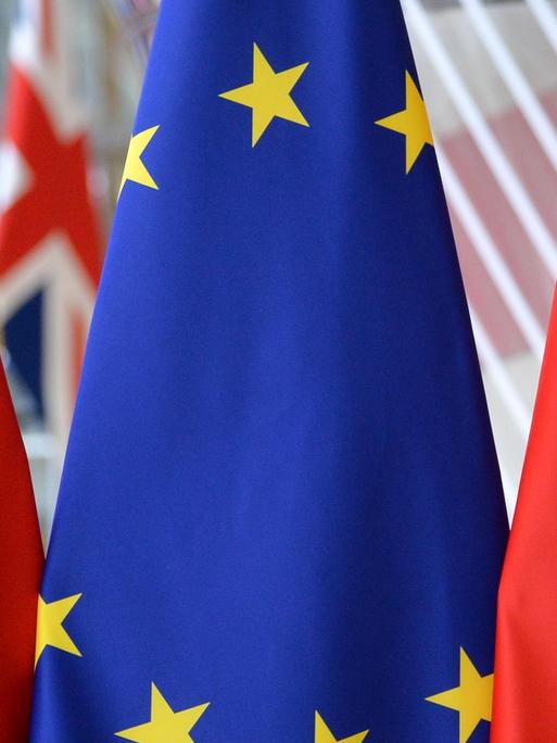 Die Flaggen Chinas und der Europäischen Union (EU) hängen in Brüssel