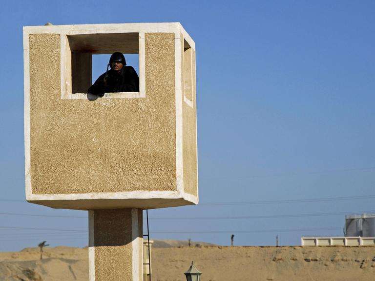 Hurghada am Roten Meer: Ein bewaffneter ägyptischer Polizist in einem Aussichtsturm bewacht die Umgebung.
