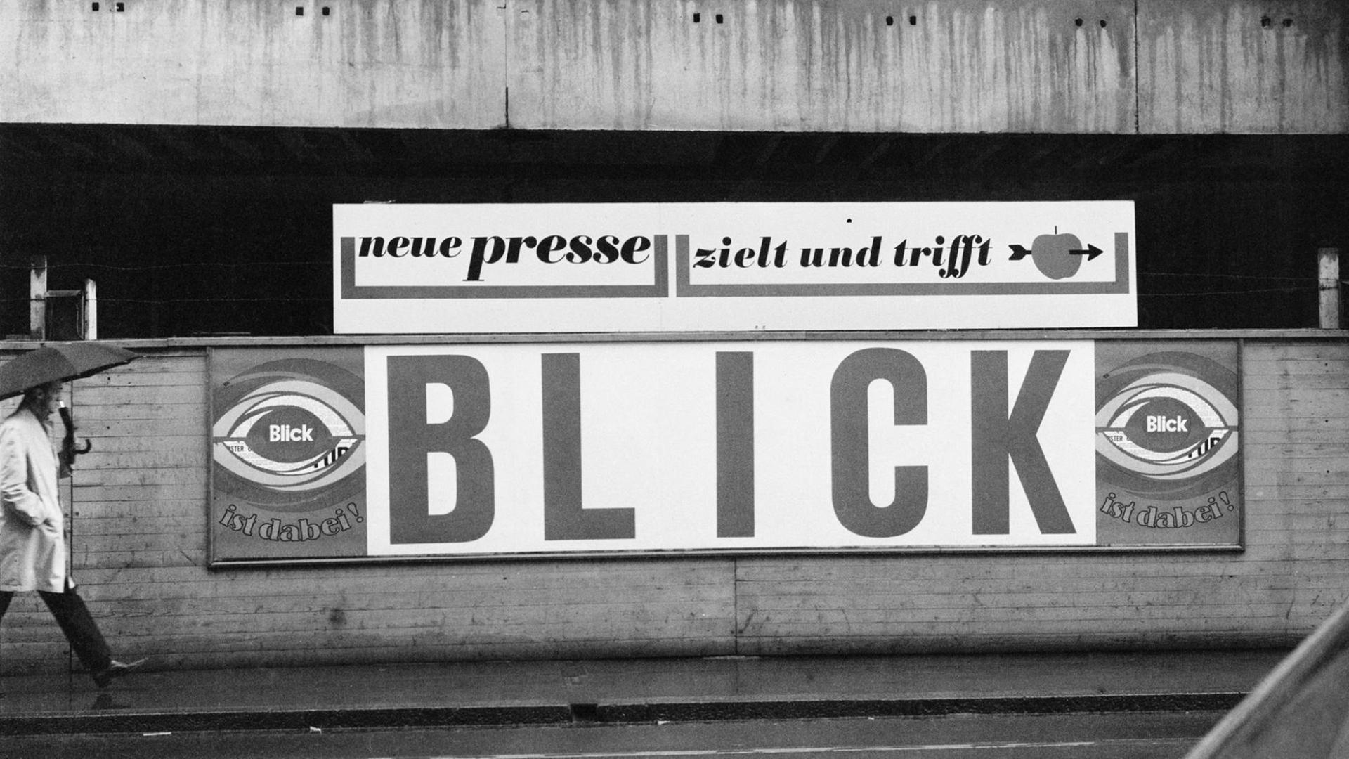 Plakatwerbung der schweizerischen Tageszeitung "Blick" 1967 in Basel mit dem Werbespruch: "Neue Presse zielt und trifft".