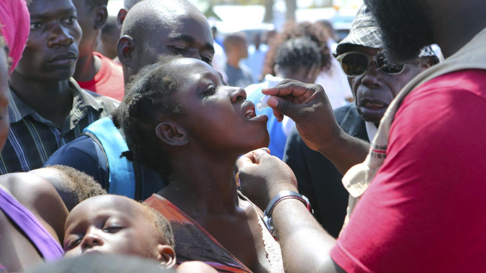 Mosambik, Beira: Eine Frau erhält eine orale Cholera-Impfung.