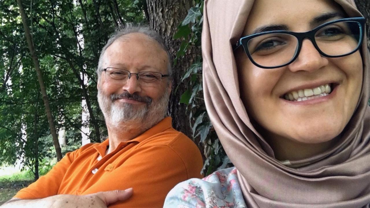 Jamal Khashoggi und Hatice Cengiz vor einem Blätter-Hintergrund. 