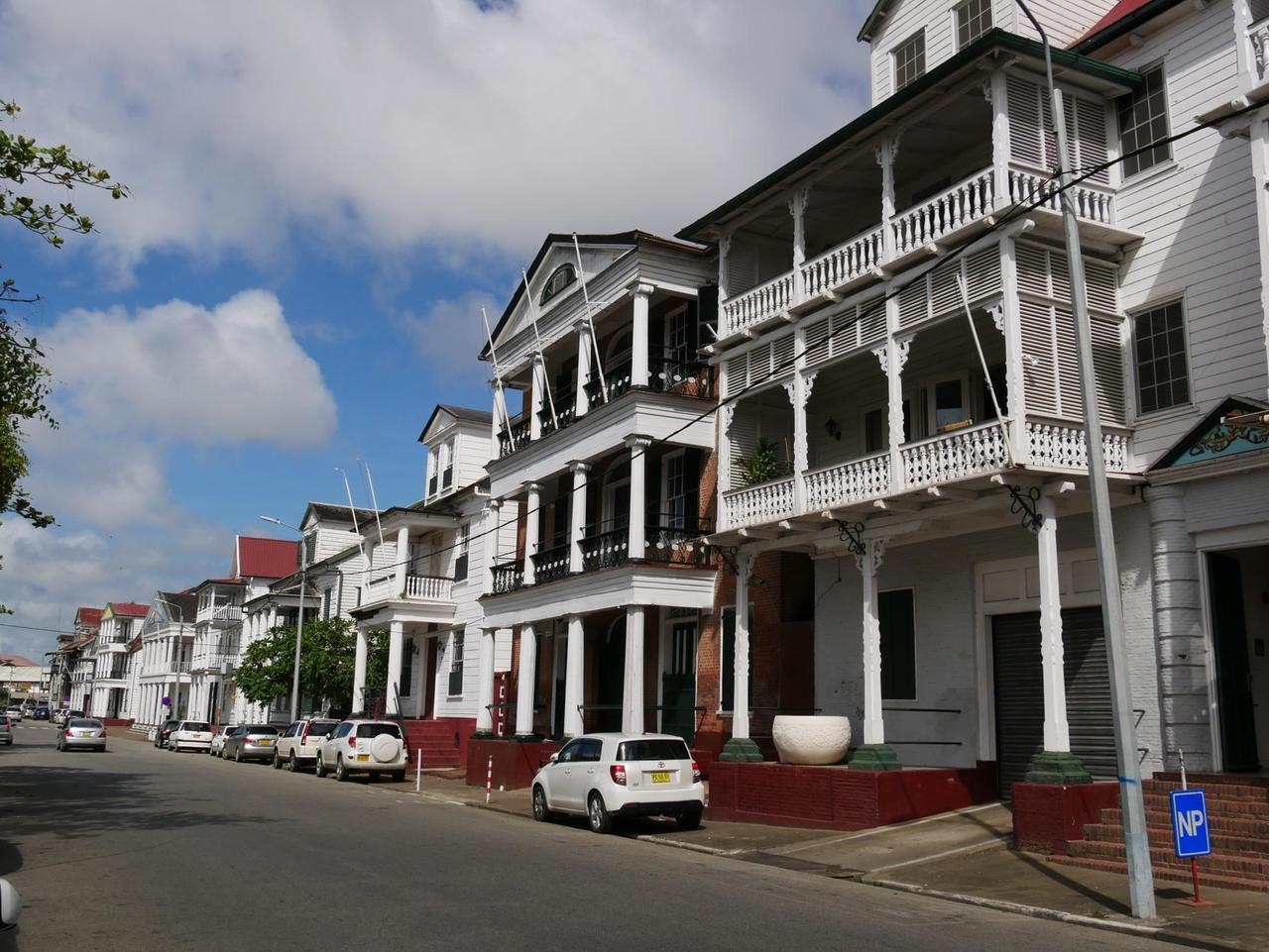 Die Holzvillen in der Hauptstadt Paramaribo haben Großbrände, das Ende der Sklaverei und den Bürgerkrieg überlebt. Seit 2002 gehört die Altstadt zum UNESCO-Weltkulturerbe.