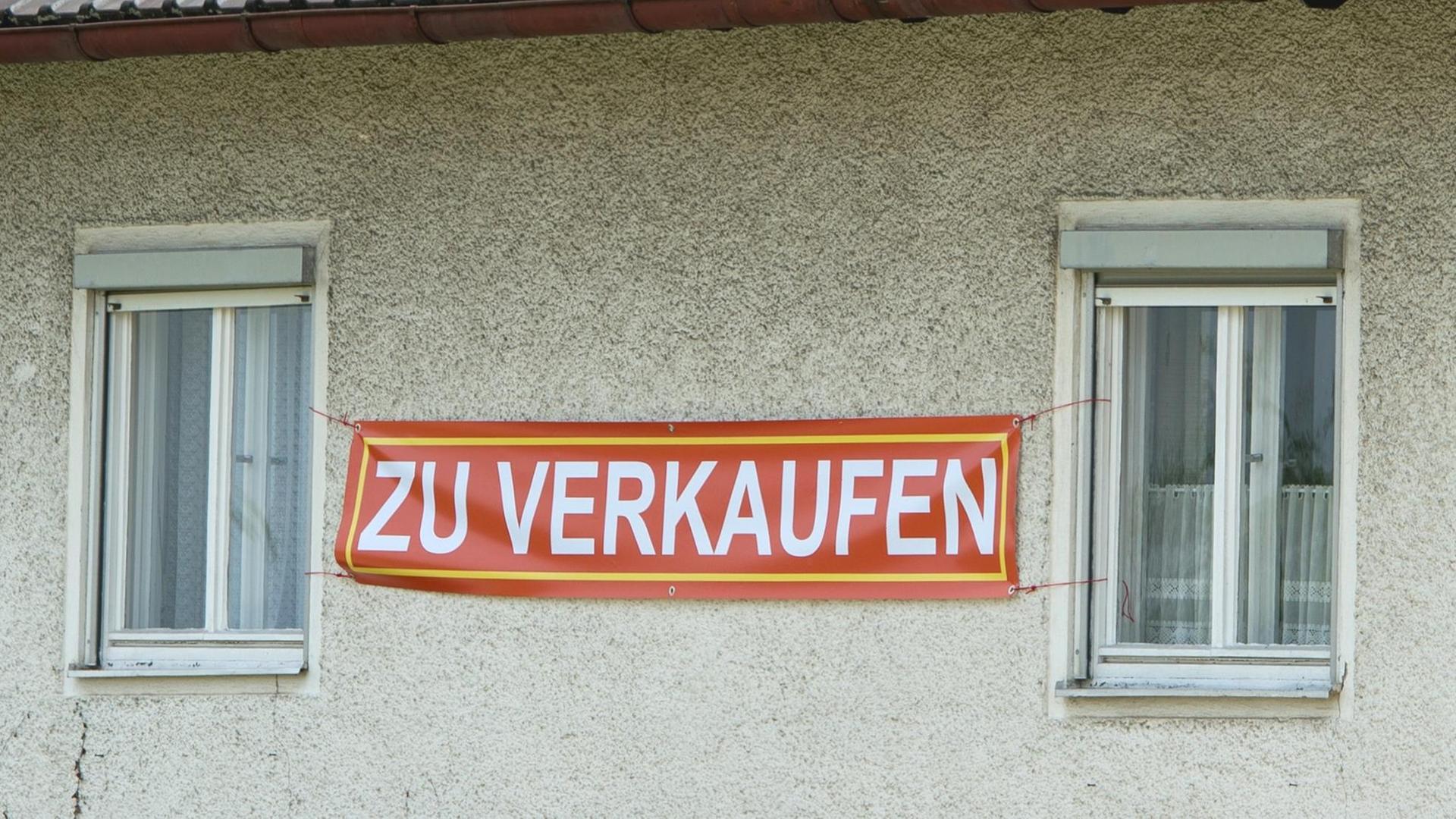 "Zu verkaufen" steht an einem Haus in Malching (Bayern)