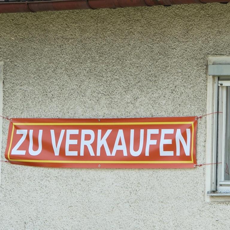 "Zu verkaufen" steht an einem Haus in Malching (Bayern)
